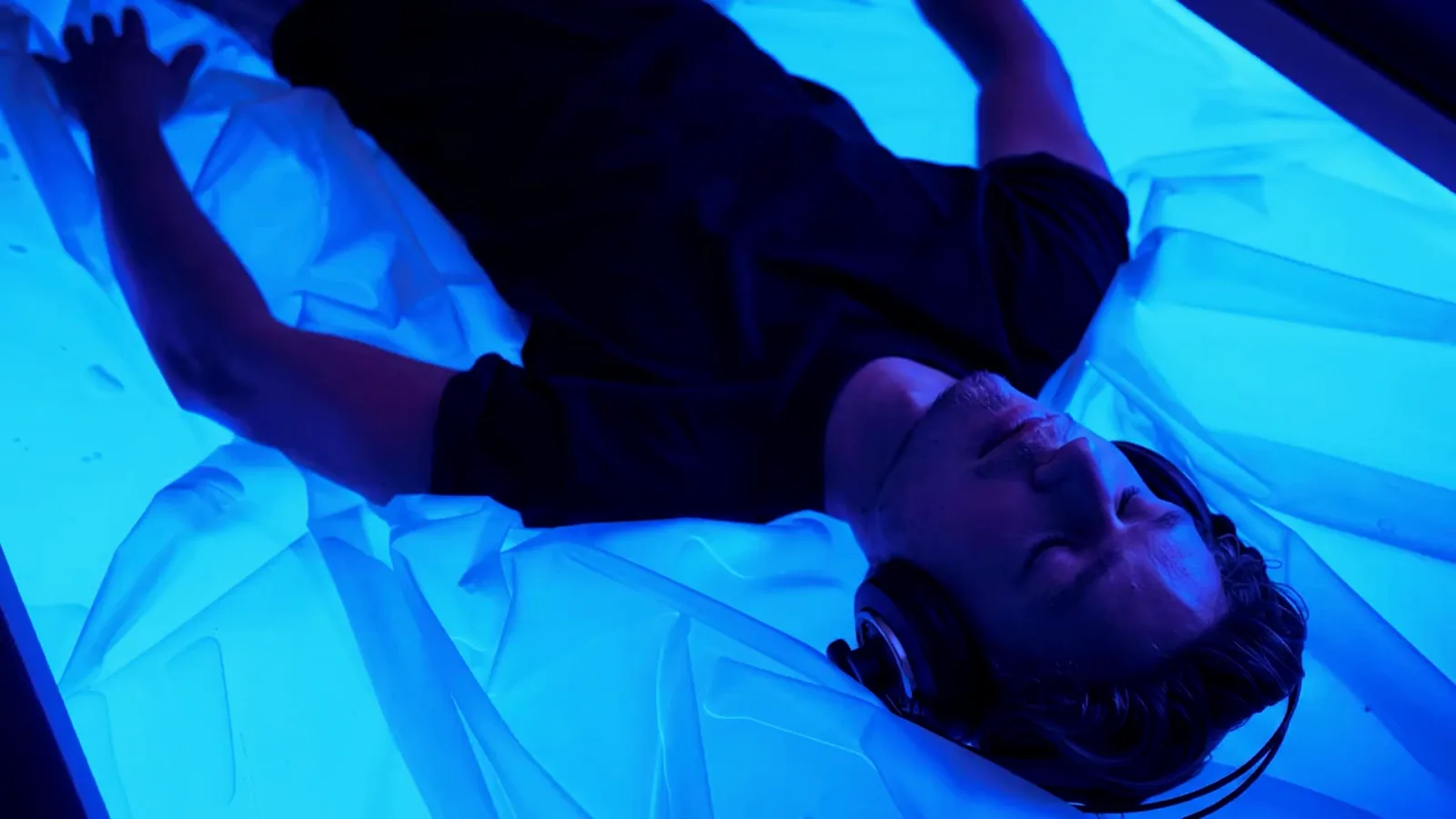 Woman resting weightlessly on a Driifloat dry floatation bed